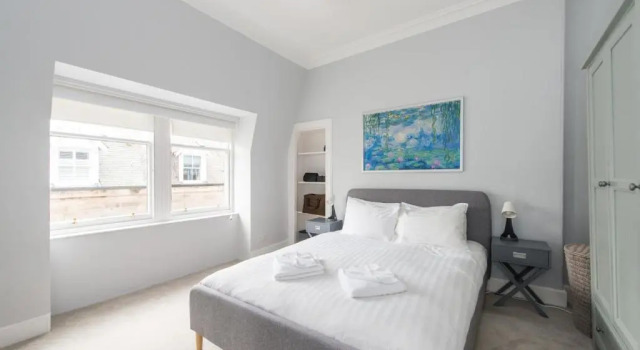 Bright 2 bed apartment North Berwick High Street