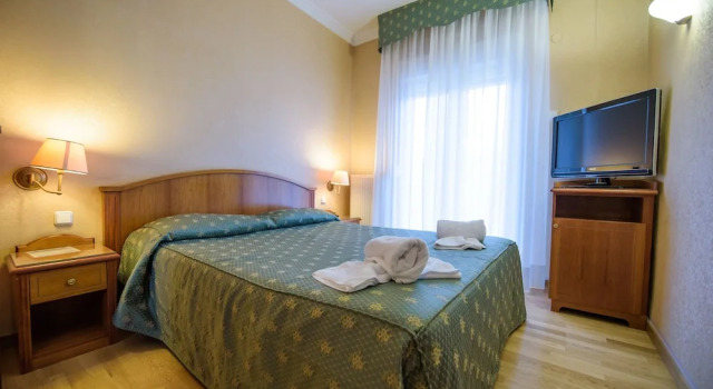 Двухместный номер Standard с балконом и с видом на озеро Hotel Kastoria in Kastoria City