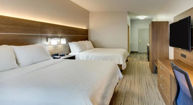 Четырёхместный номер Standard Holiday Inn Express Hotel & Suites Austell Powder Springs by IHG
