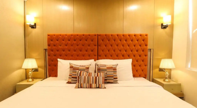 AR Suites Sohna Road, Забронировать Отель Гургаон 