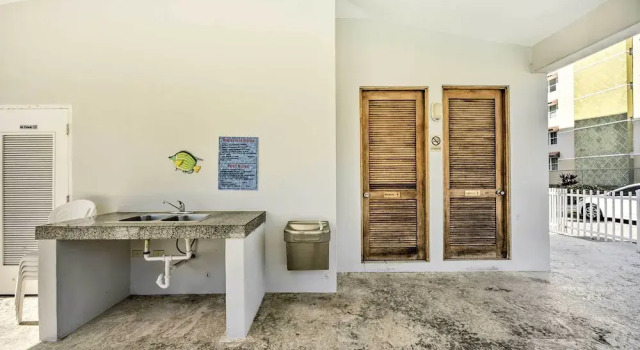 Breezy Condo w/ Ocean View Balcony: Walk to Beach!, Rezerwuj Apartament Apartamenty w Rincon, Apartament