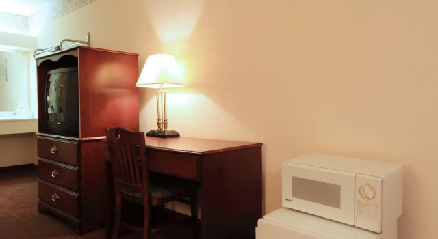 Четырёхместный номер Standard с балконом Americas Best Value Inn North Capital