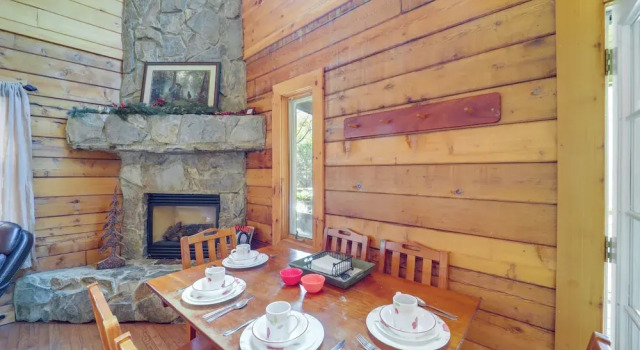 Коттедж Cabin on 22 Acres w/ Patio - 3 Mi to Blowing Rock!