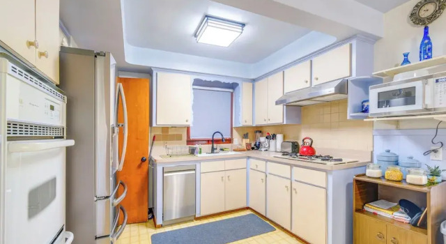 Коттедж Charming Home - 4 Mi to Euclid Creek Reservation