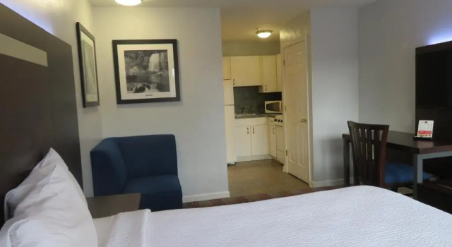 Студия Luxbury Inn & Suites