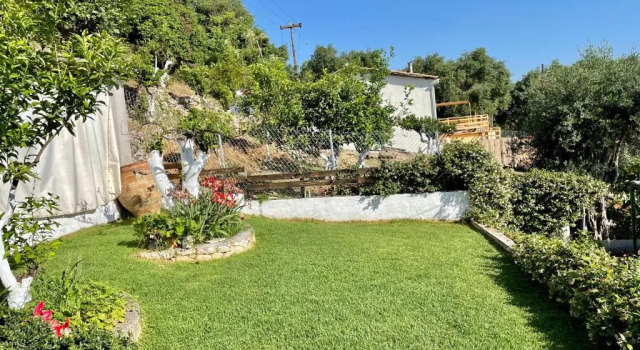 Апартаменты Alesti House with garden and private beach access