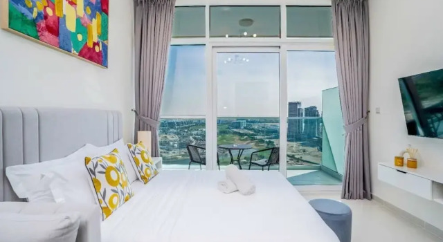 Tanin - Stunning Dubai Skyline View From this Sleek Studio
