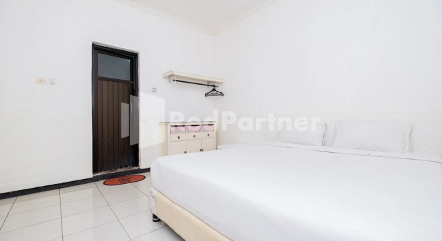 Standard room Dukuh Kupang Residence Mitra RedDoorz