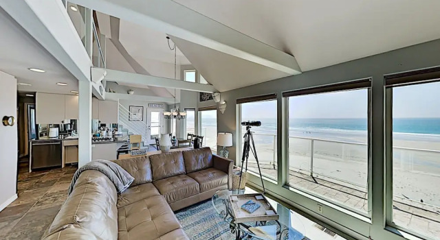 Spectacular Oceanfront Chateau Steps To Beach 3 Bedroom Home, Book Feriehus Sommerhuse i Oceanside, Hytte