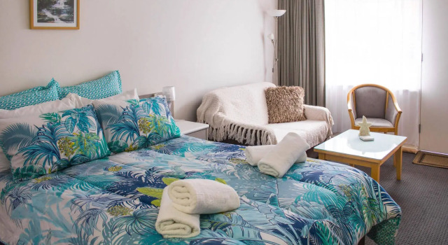 Bay Beauty Studios, Book Hotel Glenelg 