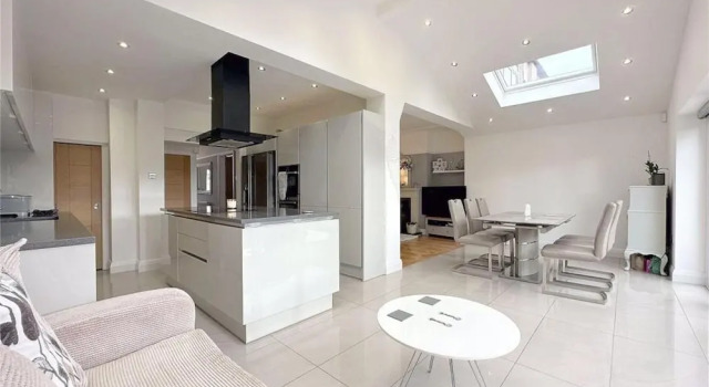 Impeccable 4-bed House in Liverpool