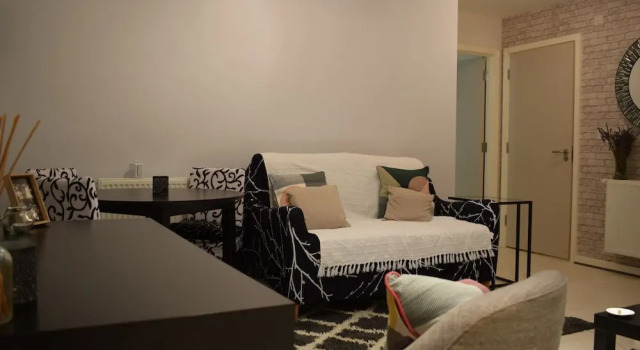 Modern 1 Bedroom Apartment With Balcony, Varaa Huoneisto Asunnot kohteessa Merseyside, Huoneisto
