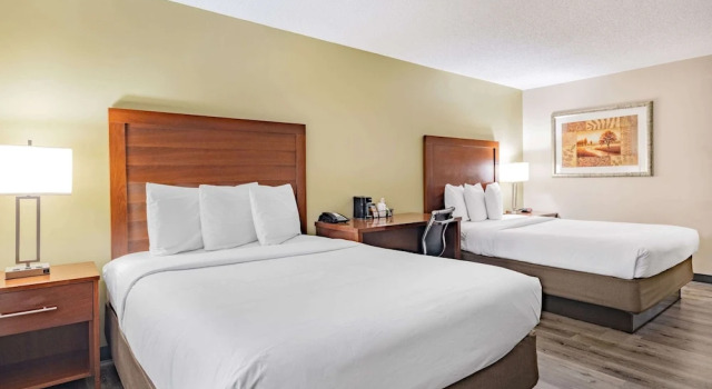 Четырёхместный номер Standard Baymont by Wyndham Gurnee