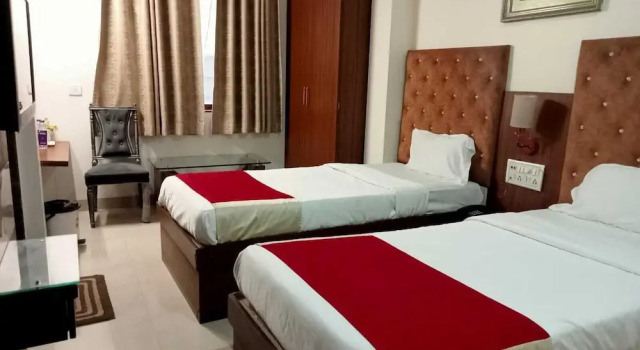 Hotel Ranjeet - Akola, Varaa Hotelli Hotellit New Delhi uima-altaalla, Uima-allas
