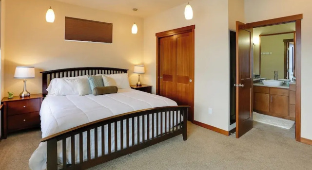 Alluring Manson Lakeside Condo w/ Shared Pool!, Boek Appartement Manson Lake Chelan