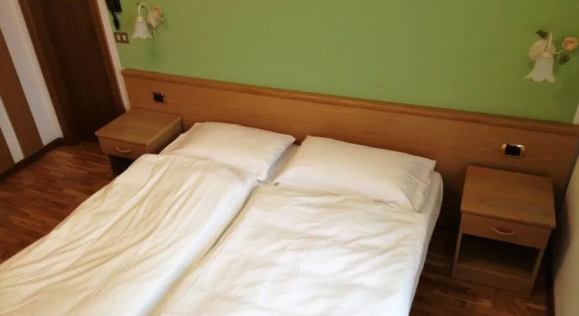 Green Base Hotel B&B, Забронировать Отель «постель и завтрак» Отели Мале с парковкой, Парковка