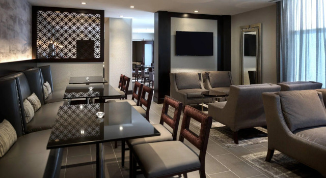 Четырёхместный номер Standard Renaissance by Marriott Boston Patriot Place Hotel