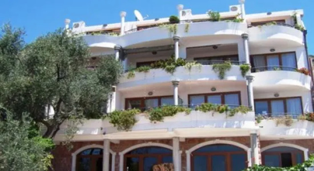 Levantin Inn 1/3 Room N.8 Sea Side, Забронировать Отель Свети-Стефан Будванская ривьера, рядом с частный пляж Свети Стефан
