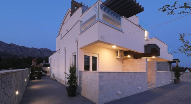 Вилла с балконом Villa with Heated Pool