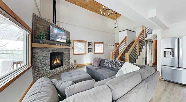 New Listing! Blue River Gem W/ Mountain-view Deck 4 Bedroom Home, Buchen Sie Ferienhaus Blue River 