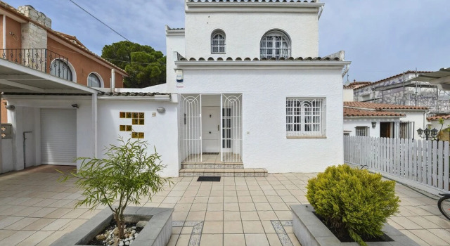 Villa Requesens on Canal