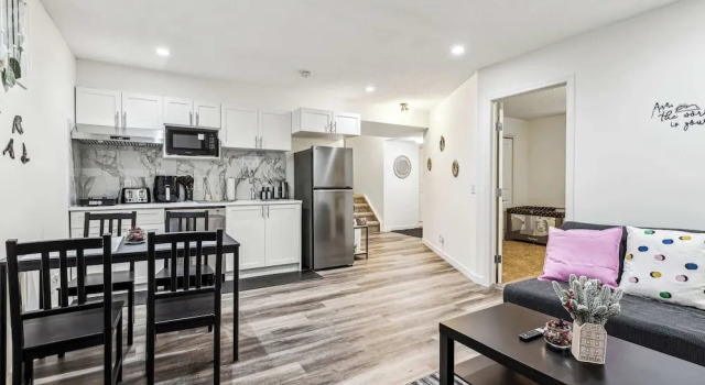 Charming Basement Suite With Parking & Laundry, Book Feriehus Sommerhuse i Calgary, Hytte