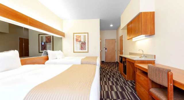 Четырёхместный люкс Microtel Inn & Suites by Wyndham Gulf Shores
