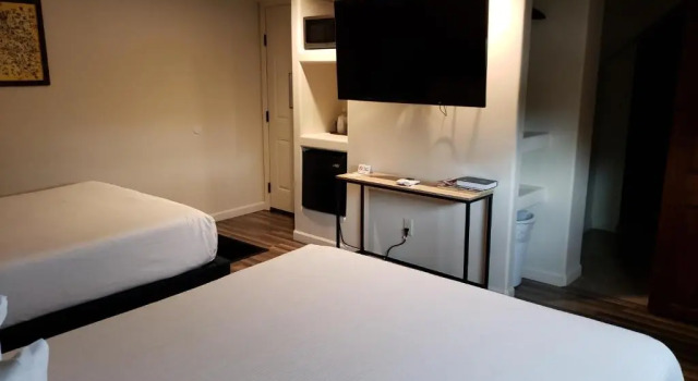 Четырёхместный номер Standard Iron Horse Inn