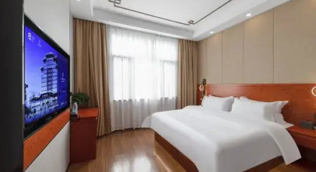 Семейный люкс Elong R.YUN Hotel (Wulanchabu Zhiye Railway Station)