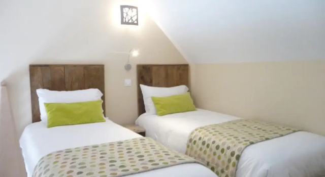 Четырёхместный номер Standard с балконом LOGIS Hôtel-restaurant IMAGO