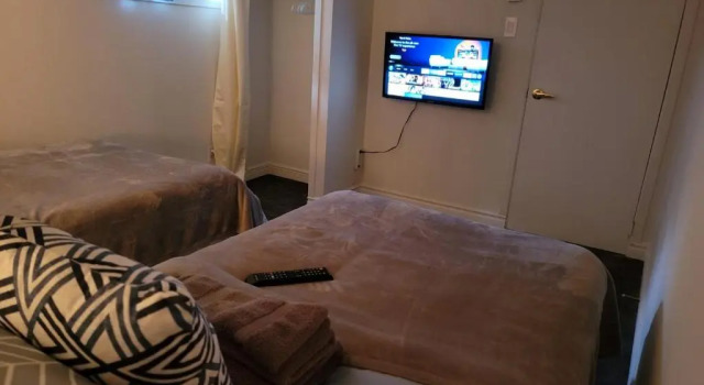 Апартаменты Lower level apt 6ft high close to hwy netflix wifi