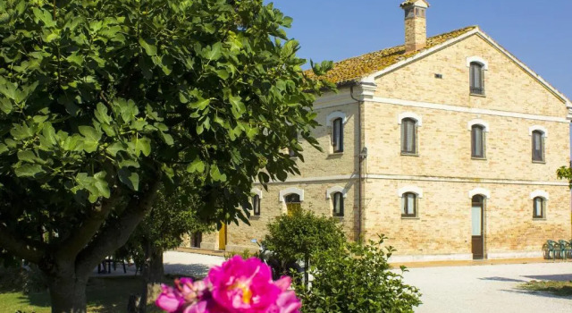 Villa with 6 bedrooms in Provincia di Ancona with wonderful mountain view private pool furnished garden 30 km from the beach, Rezervovat Vila  
