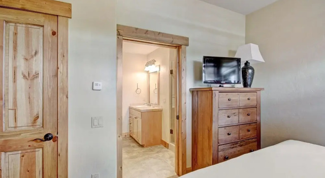 Номер Standard Cosmopolitan Decor + Spacious 3br In Downtown Breck Sleeps 8 3 Bedroom Townhouse by RedAwning