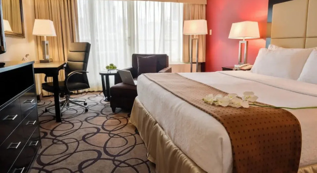 Двухместный номер Standard с балконом Holiday Inn Montreal Centre Ville Downtown by IHG