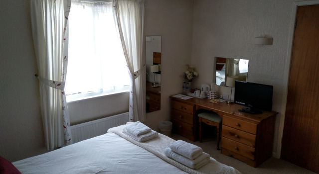 Capri Guest House, Забронировать Отель Отели Торки с парковкой, рядом с Corbyn Beach, Парковка