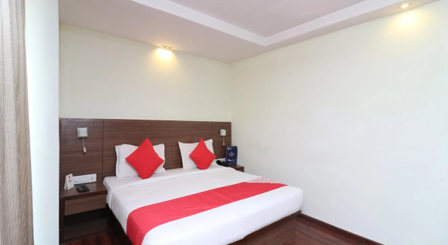 OYO Townhouse 510 Hotel Garnet Inn
