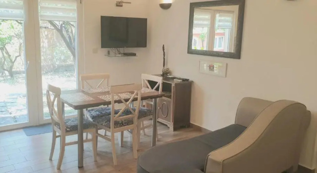 Garden apartmant near sea, Book Lejlighed Hoteller i Kotor Riviera med parkering, Parkering