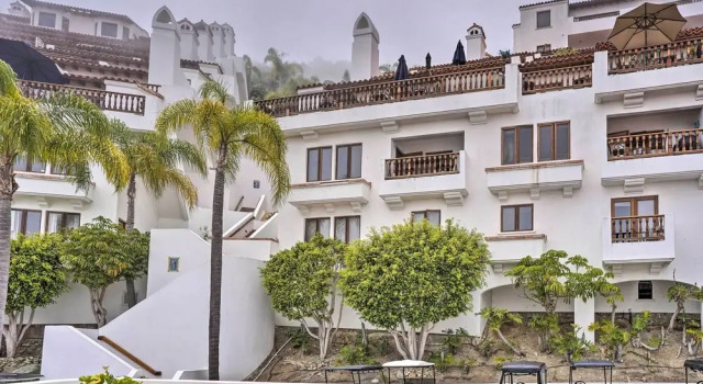 Апартаменты c 1 комнатой с балконом Quiet Avalon Getaway Villa w/ Ocean View & Balcony