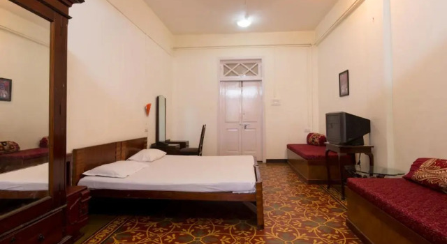 Bed and Breakfast at Colaba, Забронировать Отель Недорогие отели Мумбай, рядом с Union Bank of India, недорого