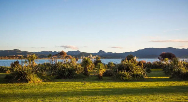 Waterfront Wonder - Matarangi Holiday Home, Забронировать Отель Матаранги Coromandel Peninsula