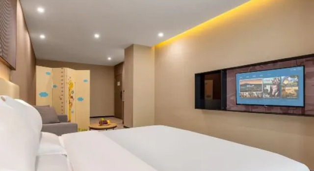Люкс Business IU Hotel (Caiyun City Branch, Ruili Fortune Plaza)