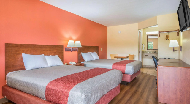 Четырёхместный номер Standard Rodeway Inn & Suites