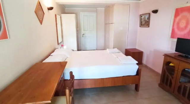 Spacious guesthouse with garden and seaview