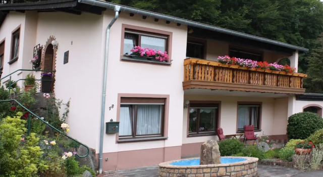 Апартаменты Einladende Ferienwohnung in Muellenborn Eifel