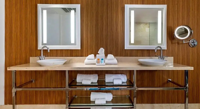 Четырёхместный номер Superior с балконом и с красивым видом из окна Riviera Resort Palm Springs