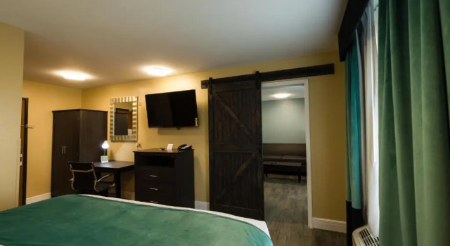 Двухместный люкс с 2 комнатами Hawthorn Extended Stay by Wyndham Saint Robert