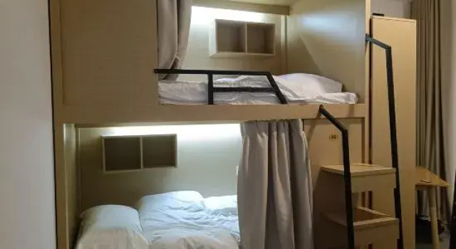 Кровать в общем номере (мужской номер) Yuni Chujian Homestay (Luowen Avenue)