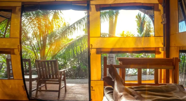 Кровать в общем номере Barefoot Manta Island Resort