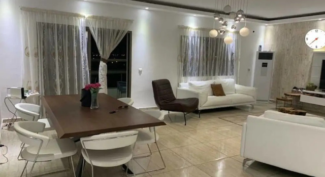 Résidence 8 Tranche  T3, Boek Appartement Hotels in Abidjan met parkeren, Parkeren