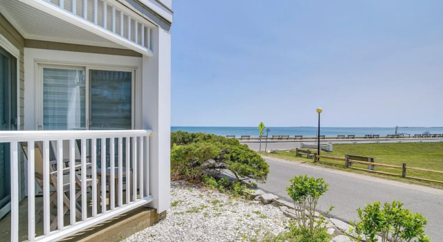 Апартаменты с 2 комнатами с балконом Breezy Oak Bluffs Condo - Steps to Inkwell Beach!